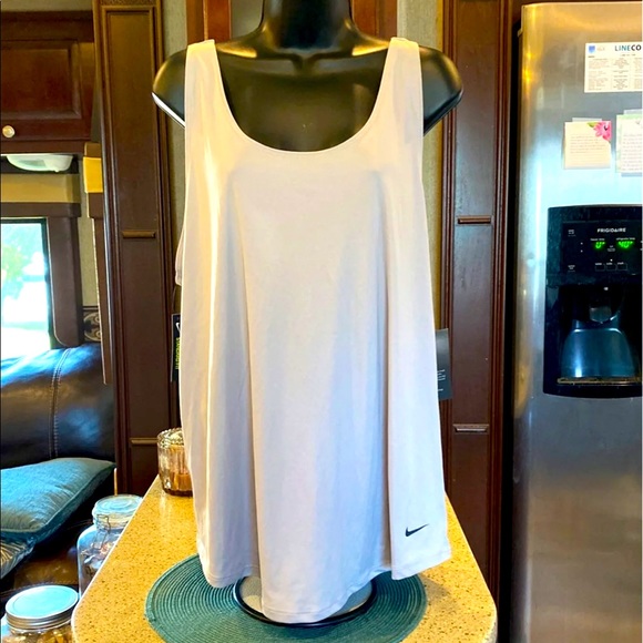 NWT Women’s Nike Training Tank Top - Picture 1 of 12
